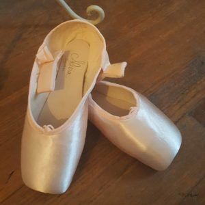 Chaussons de danse dessiné aux pastels, la photo modèle